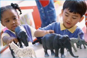 Deux enfants jouant avec des figurines d'animaux