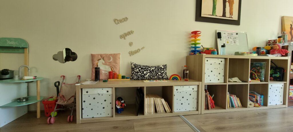 Espace de rangement avec jouets éducatifs et décoration murale