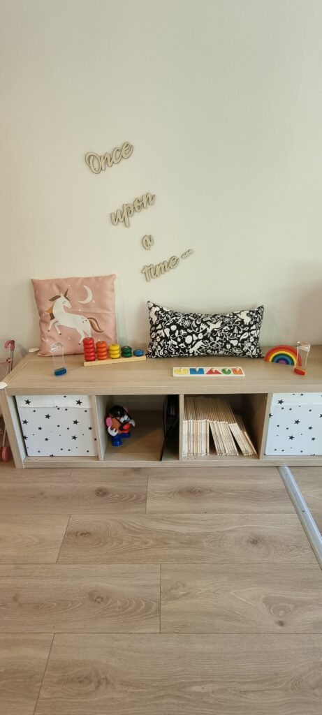 Espace de rangement avec jouets éducatifs et décoration murale