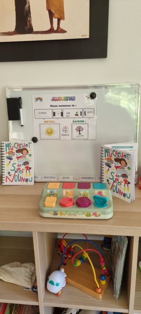 Tableau d'activités quotidiennes avec jouets colorés pour enfants