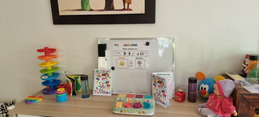Tableau d'activités quotidiennes avec jouets colorés pour enfants