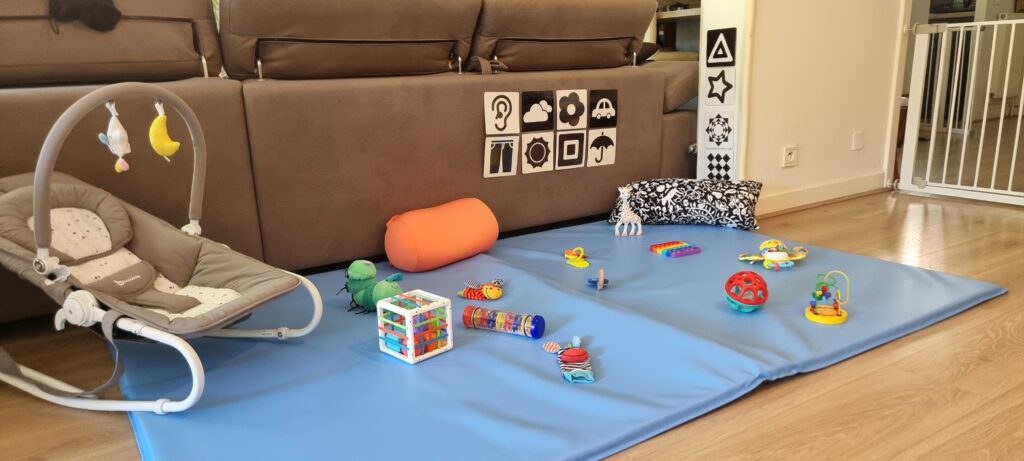Espace de jeu pour enfants avec chaise bébé et jouets colorés
