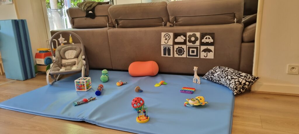 Espace de jeu pour enfants avec jouets et accessoires