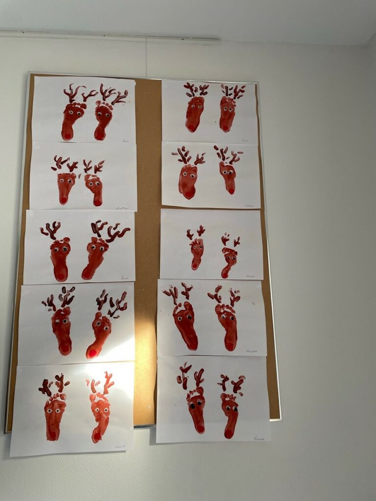 Dessins de rennes réalisés par les pieds des enfants
