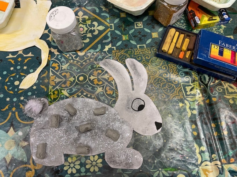 Dessin de lapin décoré avec des paillettes et des éléments en relief
