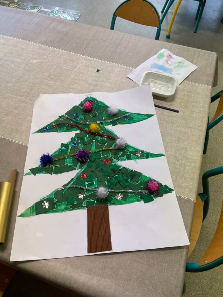 Dessin d'un sapin de Noël décoré par des enfants