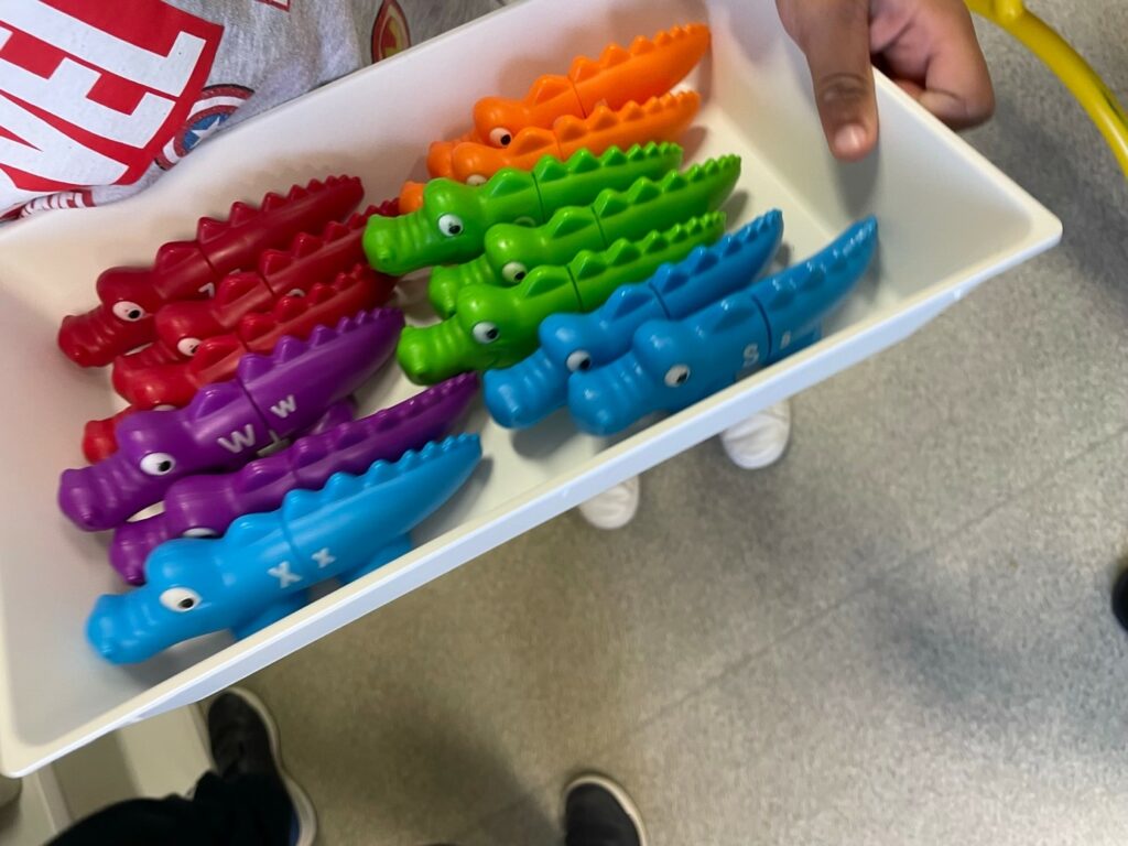 Jouets de crocodiles colorés pour apprendre l'alphabet