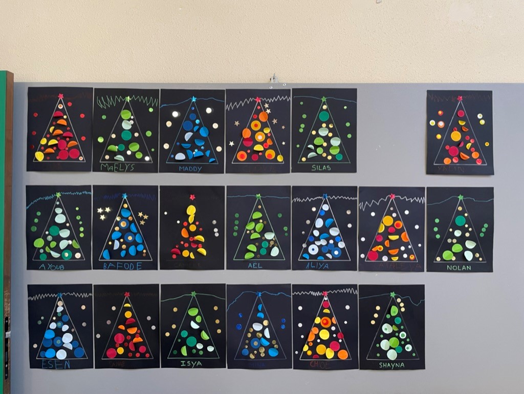 Dessins de sapins de Noël décorés par des enfants