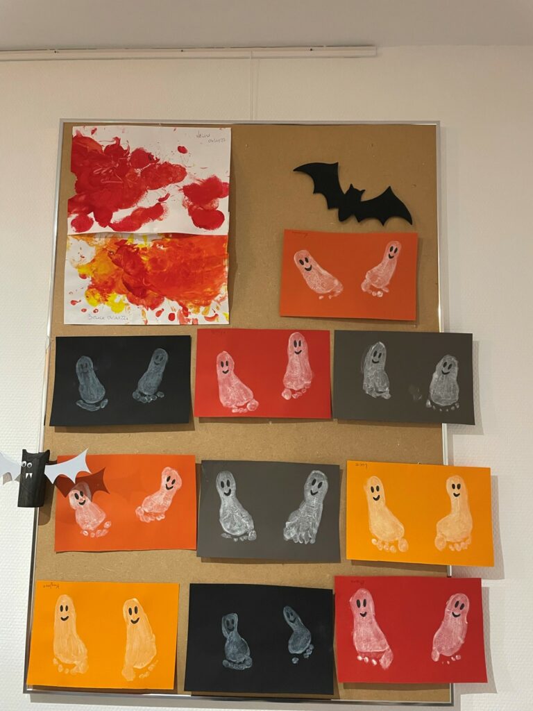 Dessins d'Halloween réalisés par les pieds des enfants