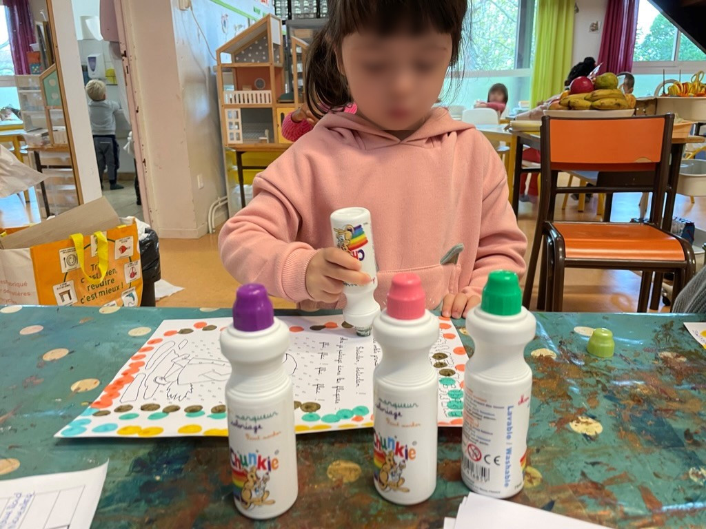Enfant réalisant une activité artistique avec des marqueurs Chunkie