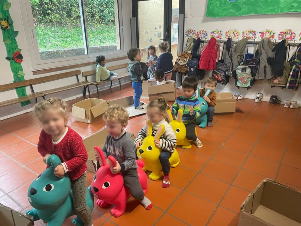 Enfants jouant avec des jouets de rebond
