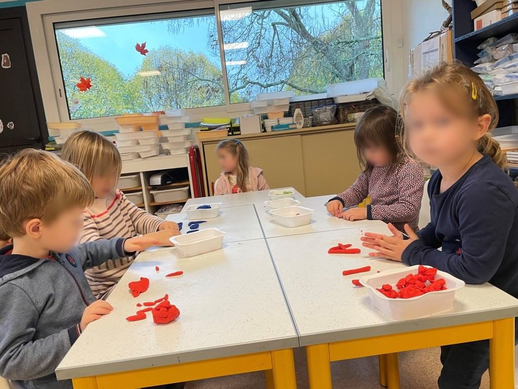 Enfants participant à une activité de pâte à modeler